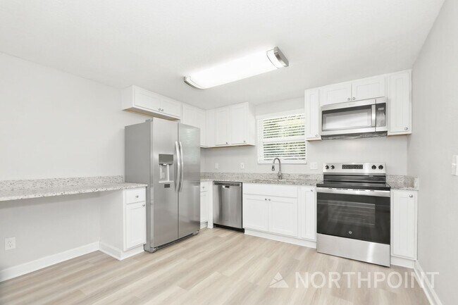 Building Photo - 3 BR/1BA | Newly Renovated Single Family Home |  Fenced backyard | In Jacksonville!