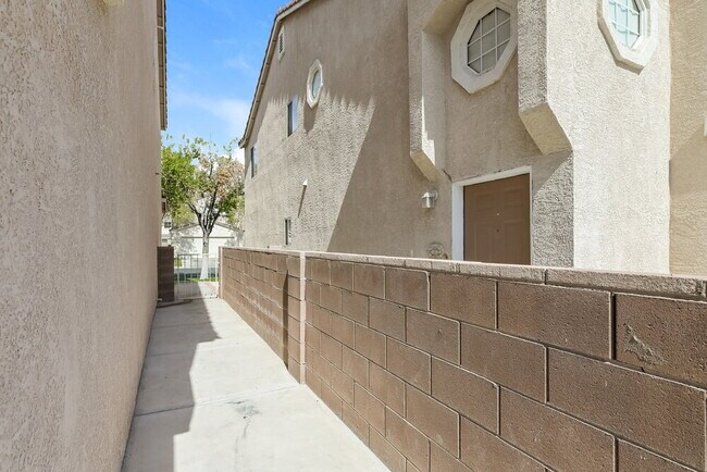 Building Photo - 5454 Dungaree St