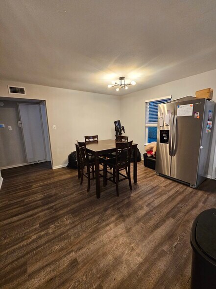 Building Photo - 703 Mockingbird Ln