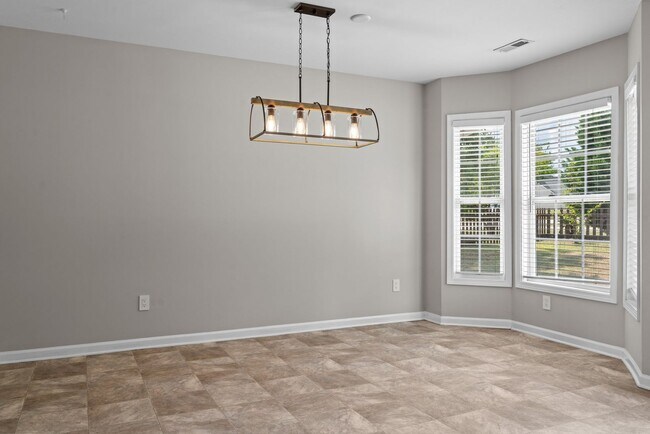 Building Photo - 3 Bed 2 Bath Convenient to Fayetteville an...