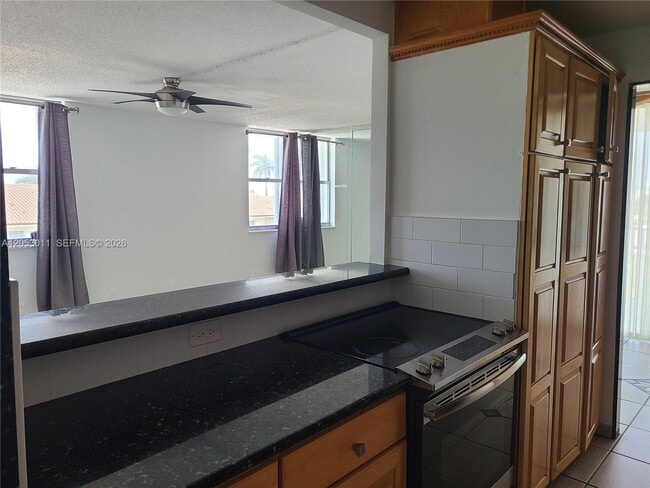 Building Photo - 2881 NE 33rd Ct