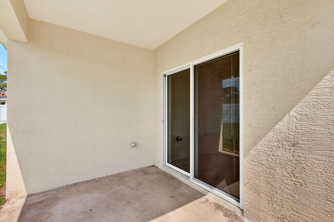 Building Photo - 393 SW Tarra Ave