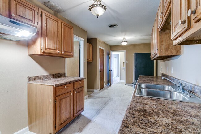Building Photo - Renovated House in Irving • Great Location