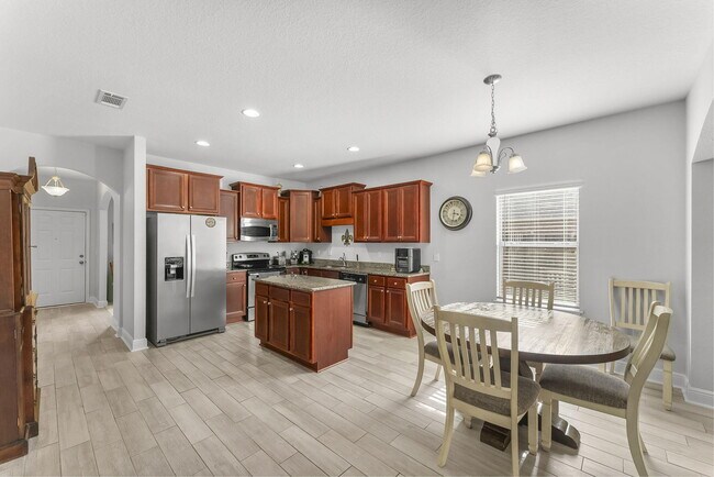 Building Photo - 526 Camellia Ct