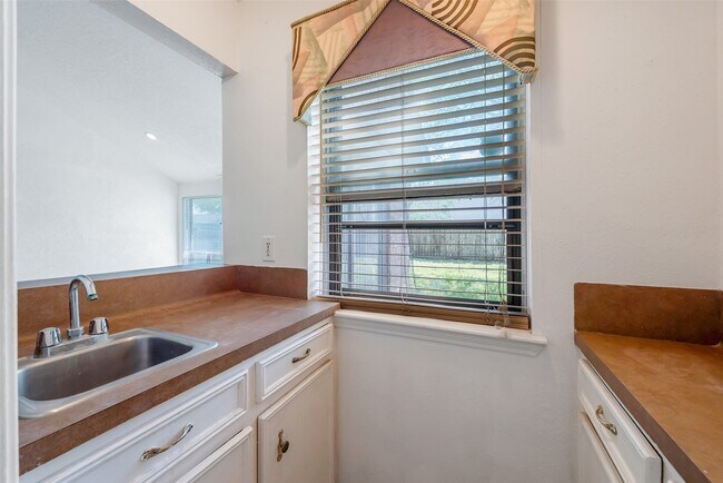 Building Photo - 1915 Mustang Springs Dr