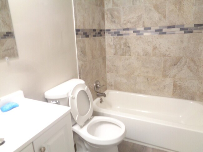 Building Photo - 9729 Ridgeland Ave