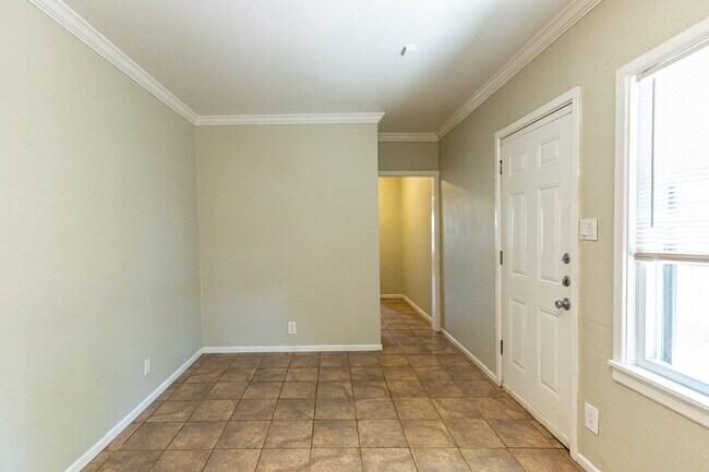 Building Photo - Large 2 story Home