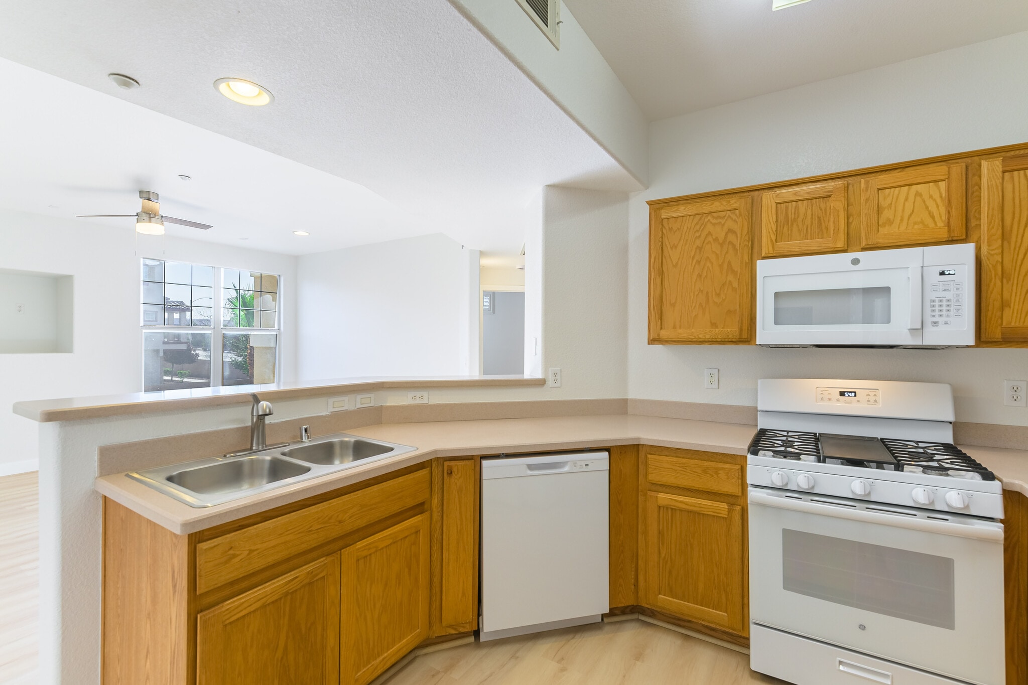 Building Photo - 5855 Valley Dr
