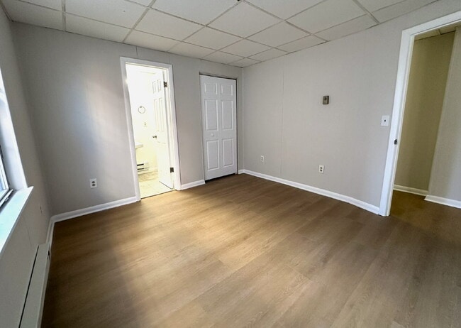 Building Photo - Renovated One Bedroom Apartment in Westminster