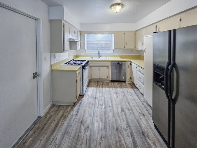 Building Photo - 117 S Silver Ridge St