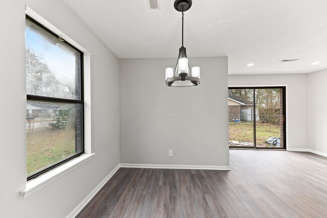 Building Photo - 165 Hummingbird Ave