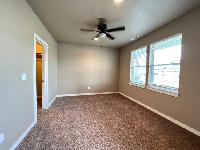 Building Photo - West Richland Home On 0.32 Acres
