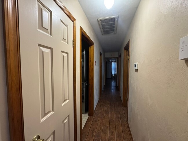 Building Photo - Cozy Townhouse