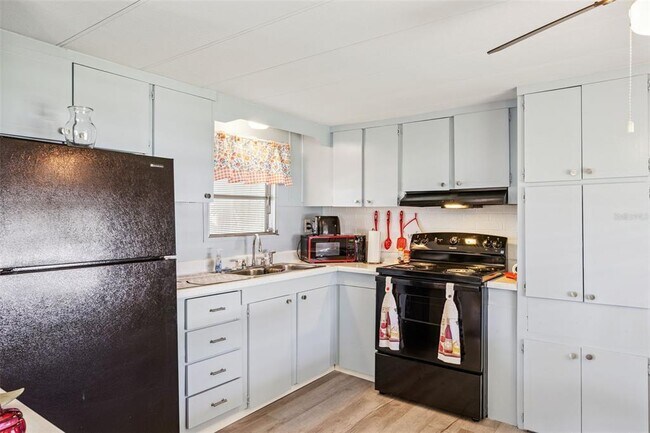 Building Photo - 77 Wildwood Ln