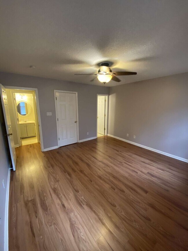 Building Photo - Charming 3 Bed Colonial in Woodcroft!