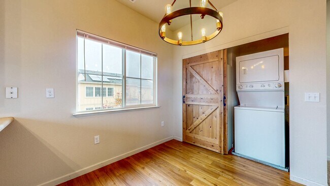 Building Photo - 2421 N Village Dr