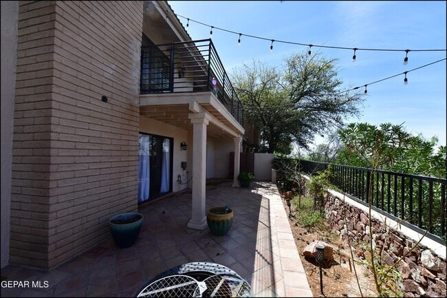 Building Photo - 5852 Mira Serena Dr