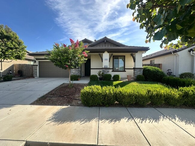 Building Photo - NW Visalia home coming soon!