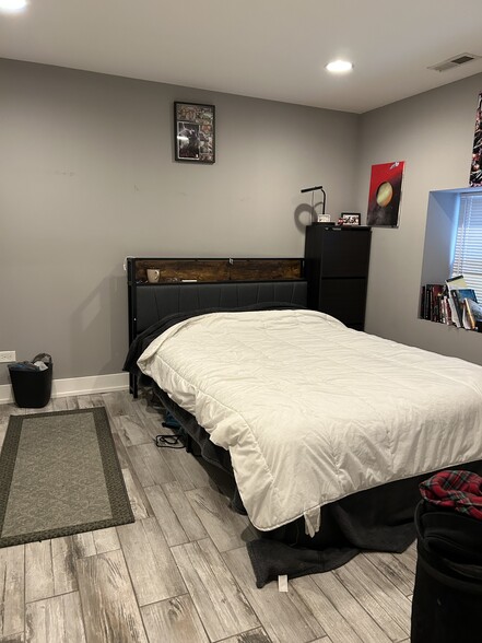 Bedroom - 2019 N Sawyer Ave