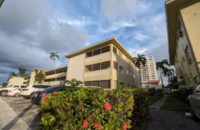 Building Photo - 11960 NE 19th Dr