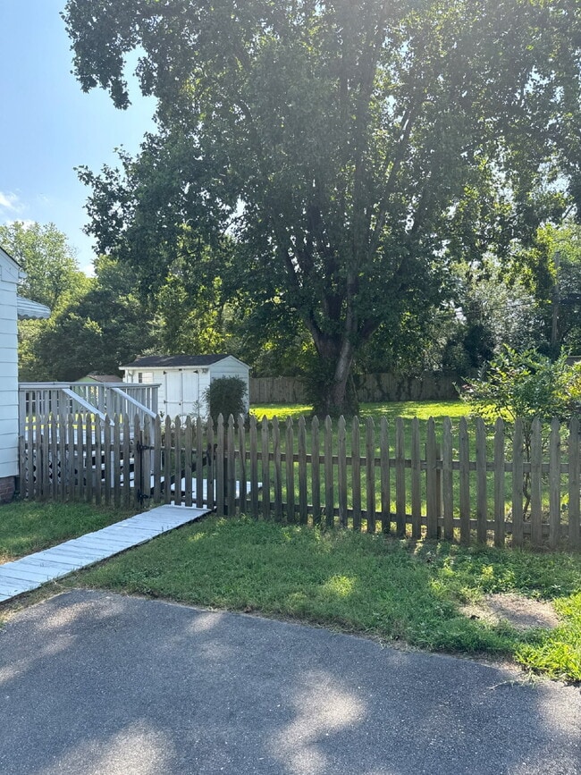 Building Photo - Adorable Home in quiet neighborhood!