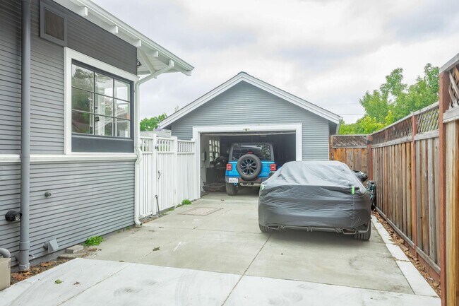 Building Photo - Charming Upgraded 2 Bedroom 2 Bath Rose Garden Home