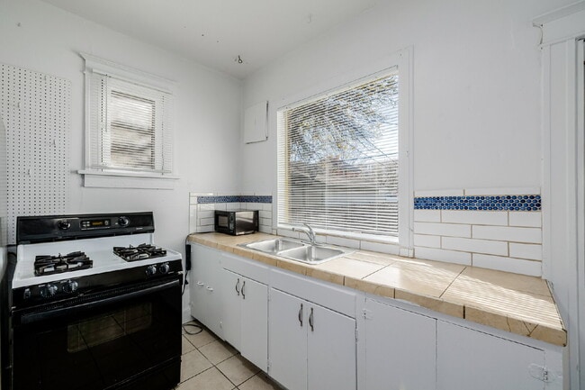 Building Photo - Cute Denver bungalow for rent
