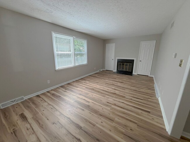 Building Photo - Freshly Renovated Townhome 3 Bed, 1.5 Bath