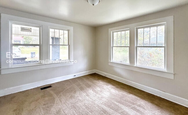 Building Photo - Limited Time Special Offer - Split your security deposit payment.  3 Bed/1 Bath Home with Fenced ...