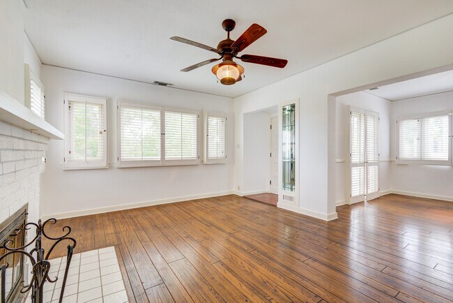 Building Photo - 556 Radcliffe Ave