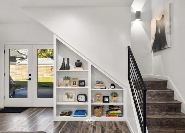 Building Photo - 4 Bed, 2 Bath, Fully Furnished, 2 Level Home, Fenced Yard