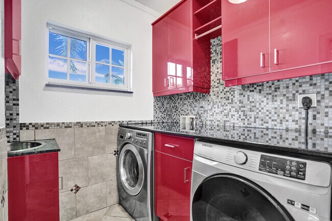 Building Photo - 600 Circle Dr