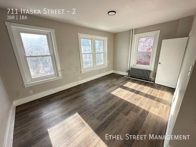 Building Photo - Spacious Three-Bedroom Apartment On The So...