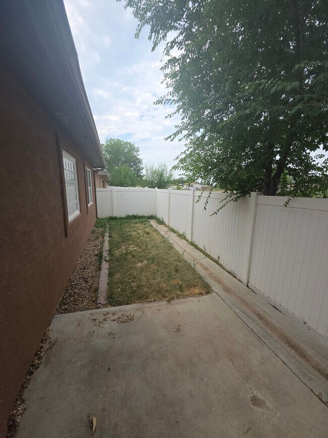 Building Photo - 3018 Oakwood Dr