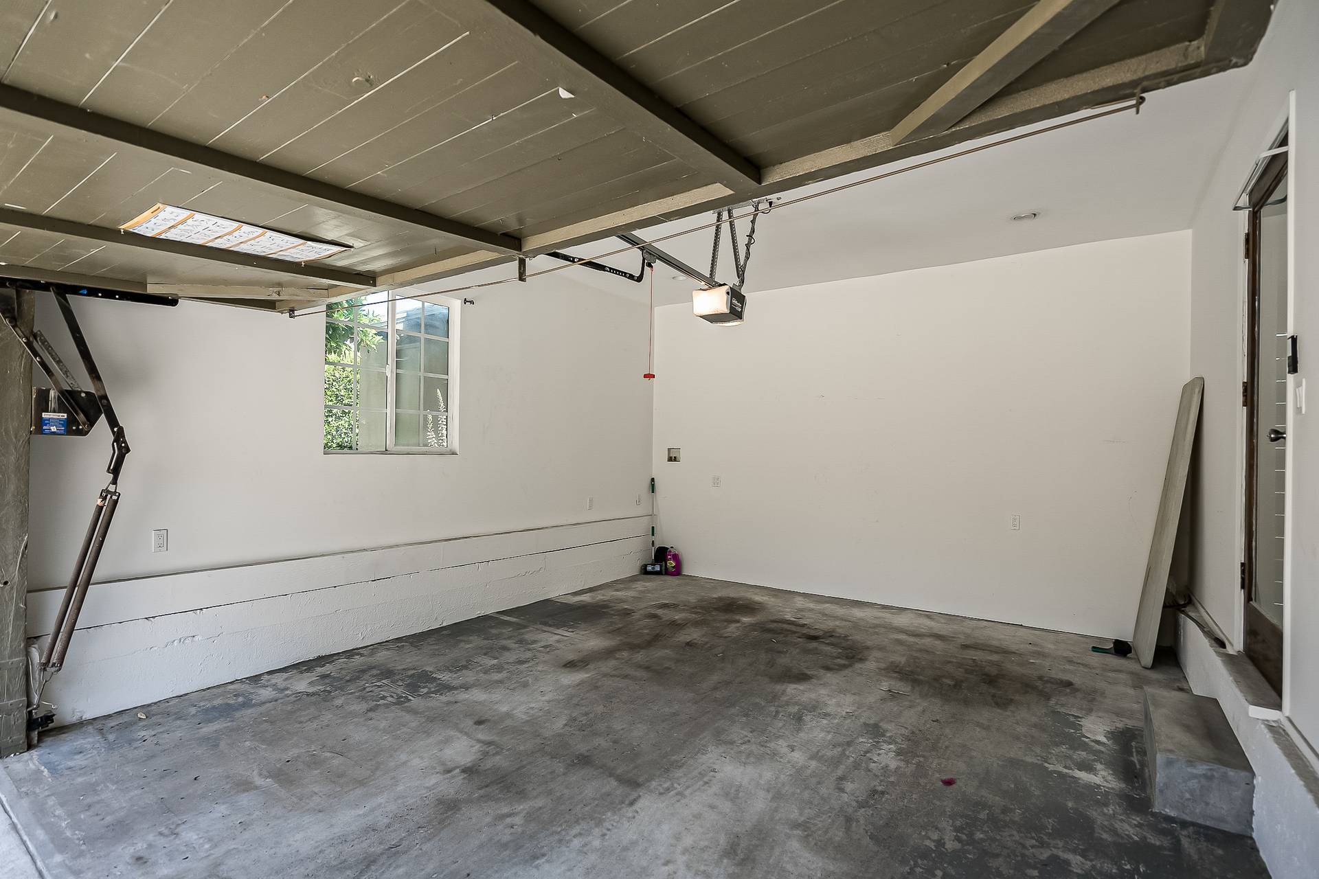 Building Photo - 313 Venice Way