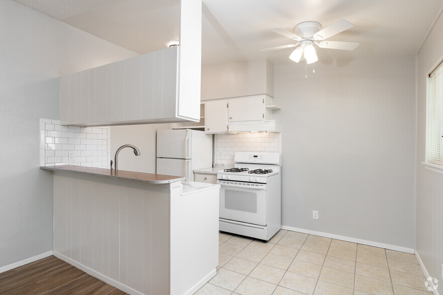 2BR, 1BA - 730SF - Dining Room - Hilton Place Apartments