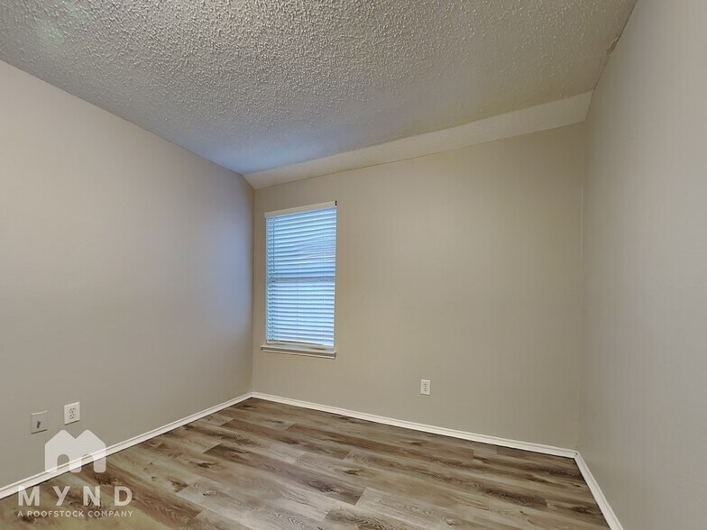 Building Photo - 1122 Buckingham Dr