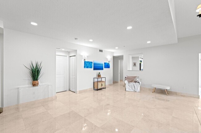 Building Photo - 309 E Ocean Ave
