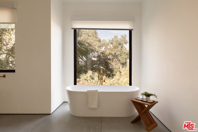 Building Photo - 13331 Mulholland Dr