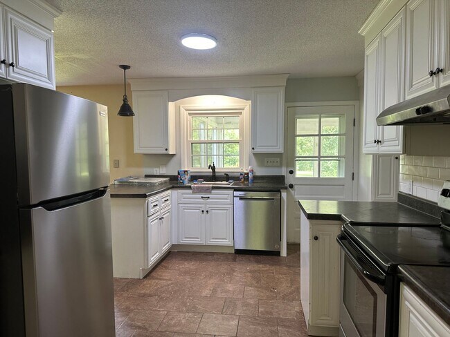 Building Photo - 3 bedroom 1.5 bath on Large Lot