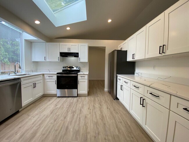 Building Photo - Stylishly Renovated Home with Private Back...