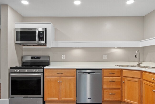 Building Photo - 82 Cedar St