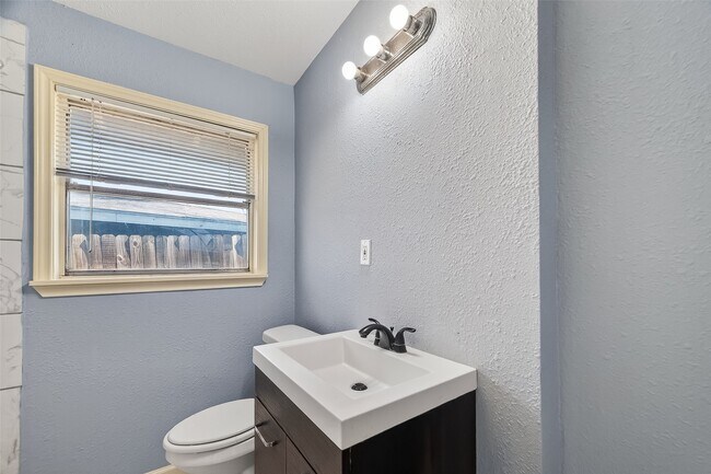 Building Photo - 6022 Lyndhurst Dr