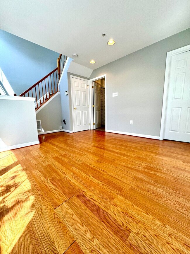 Building Photo - 2062 Clipper Park Rd
