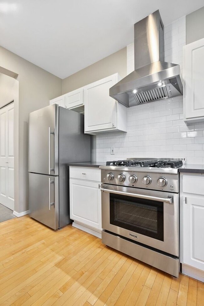 Building Photo - AIR CONDITIONED Townhome in Beautiful Summ...