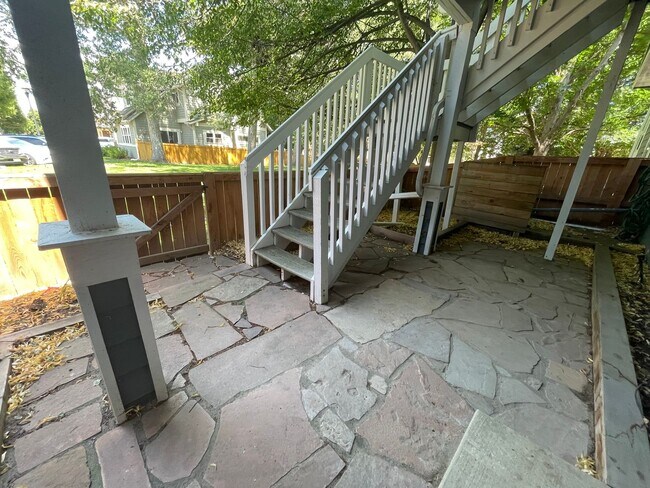 Building Photo - 2 bed 2.5 bath available NOW!