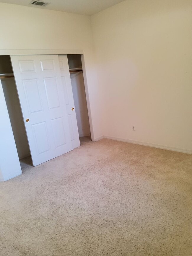 Building Photo - Beautiful house in great neighborhood with...