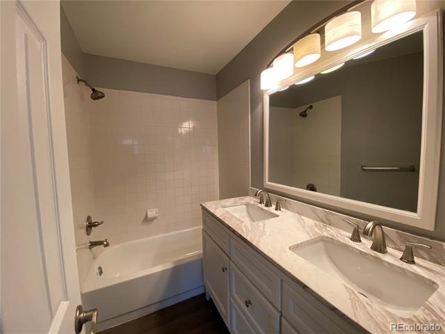 Building Photo - 14303 E Dickinson Dr