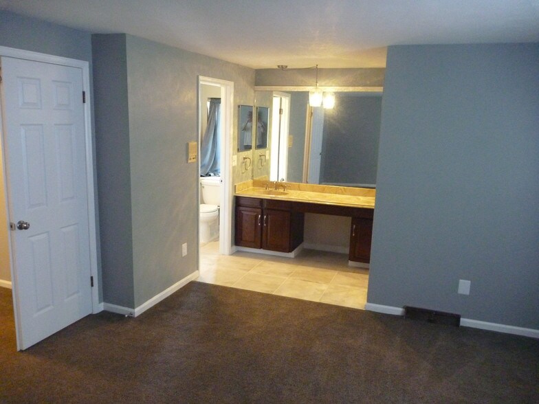 Master bedroom/bathroom - 4871 W 98th Ave