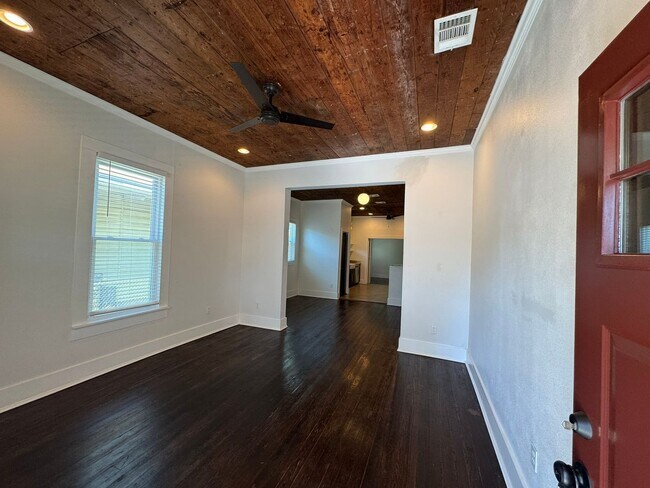 Building Photo - Ready For Move In - Beautifully Renovated Cottage Home in South San Antonio - Near Downtown SA